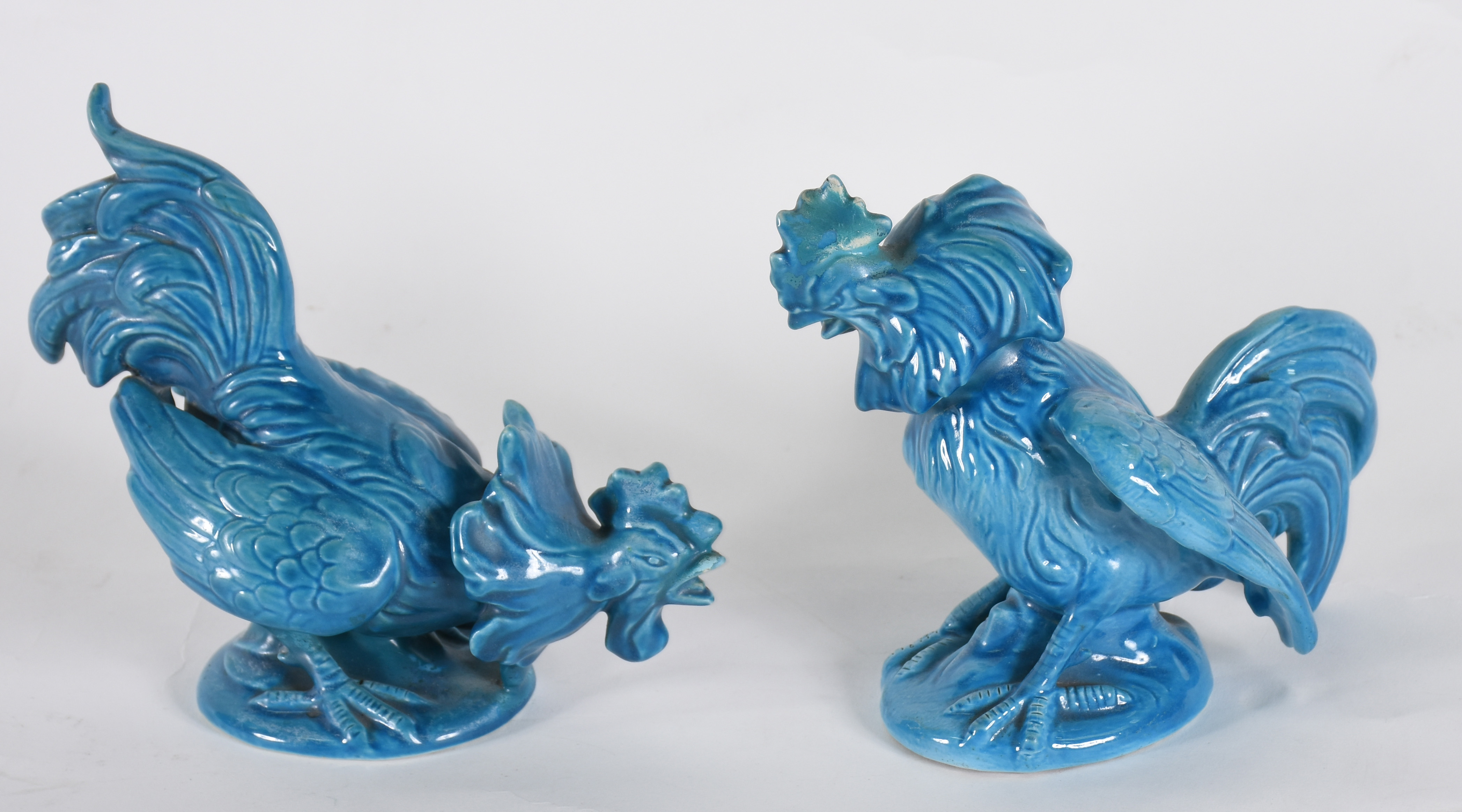 Par de galos de porcelana azul, uma das asas com pequena parte colada. - foto 1 de 4