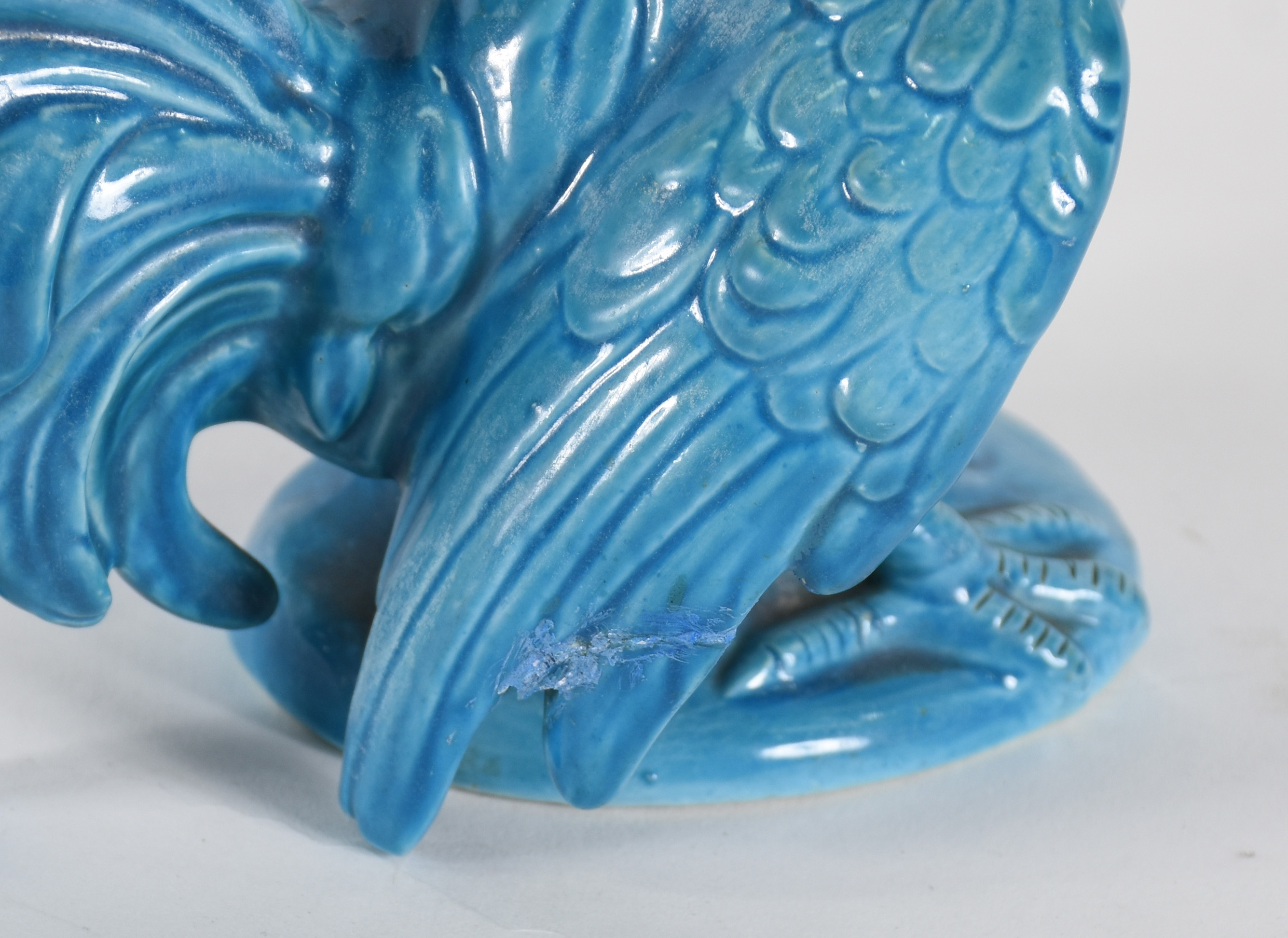 Par de galos de porcelana azul, uma das asas com pequena parte colada. - foto 4 de 4