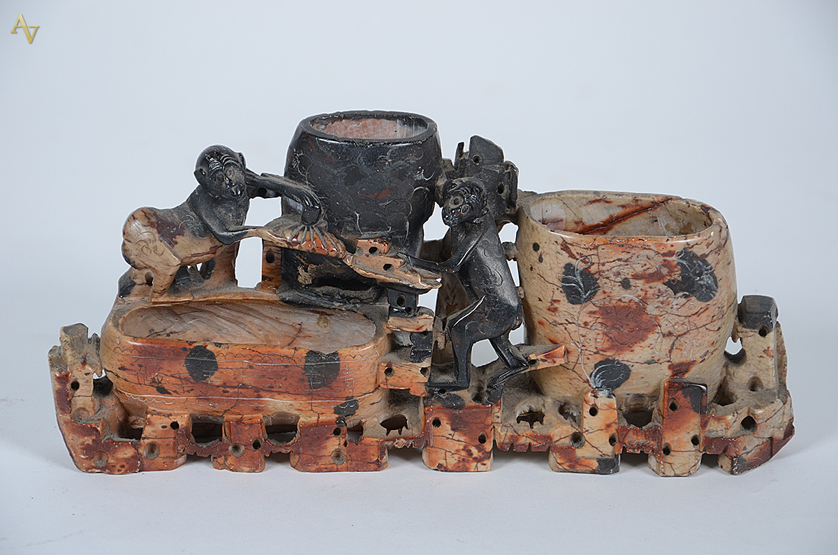 Grupo escultórico oriental de pedra dura. Medidas 25 x 5 cm e altura... - foto 1 de 2