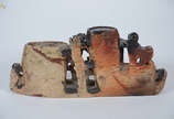 Grupo escultórico oriental de pedra dura. Medid... - Grupo escultórico oriental de pedra dura. Medidas 25 x 5 cm e altura 12 cm.