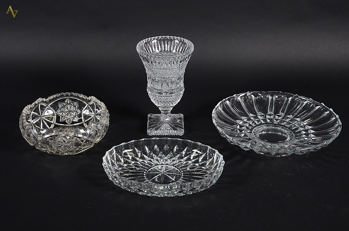 Quatro peças de cristal lapidado, sendo: vaso (altura 23,5 cm), bowl...