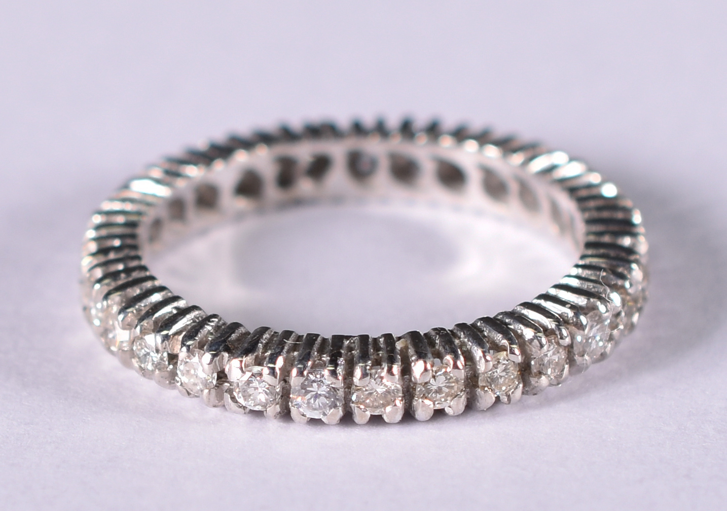 Anel de ouro branco com 25 brilhantes de 0,6ct total 1.2 ct . Aro 17... - foto 2 de 3