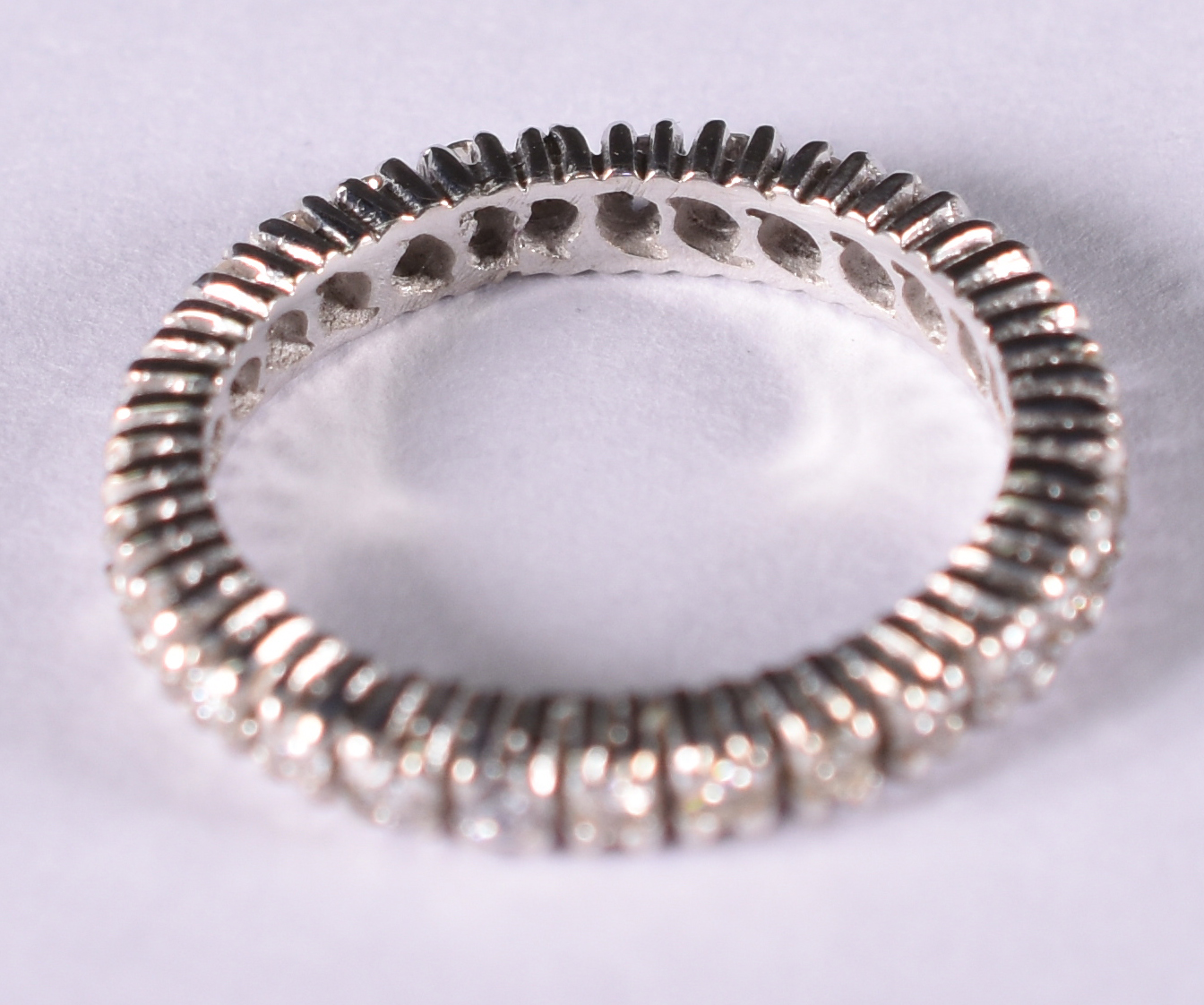 Anel de ouro branco com 25 brilhantes de 0,6ct total 1.2 ct . Aro 17... - foto 3 de 3