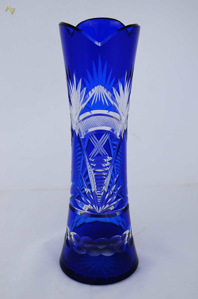 Vaso de cristal doublé azul lapidado, borda em gomos. Altura 33 cm.