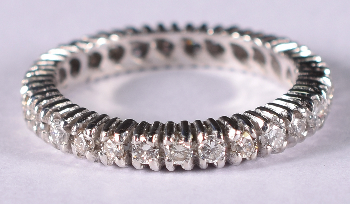 Anel de ouro branco com 25 brilhantes de 0,6ct total 1.2 ct . Aro 17... - foto 1 de 3