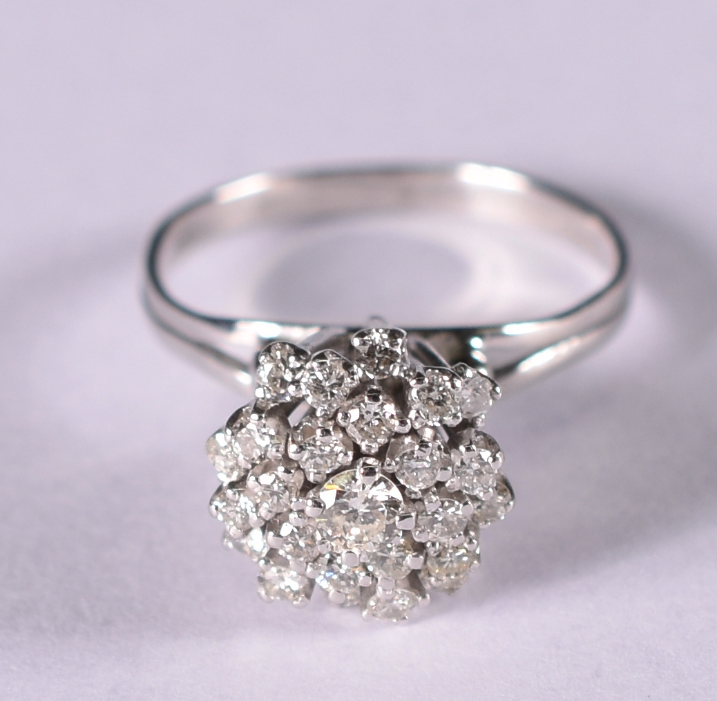 Anel de ouro branco tipo chuveiro com 27 brilhantes. total 0.80 ct... - foto 1 de 3
