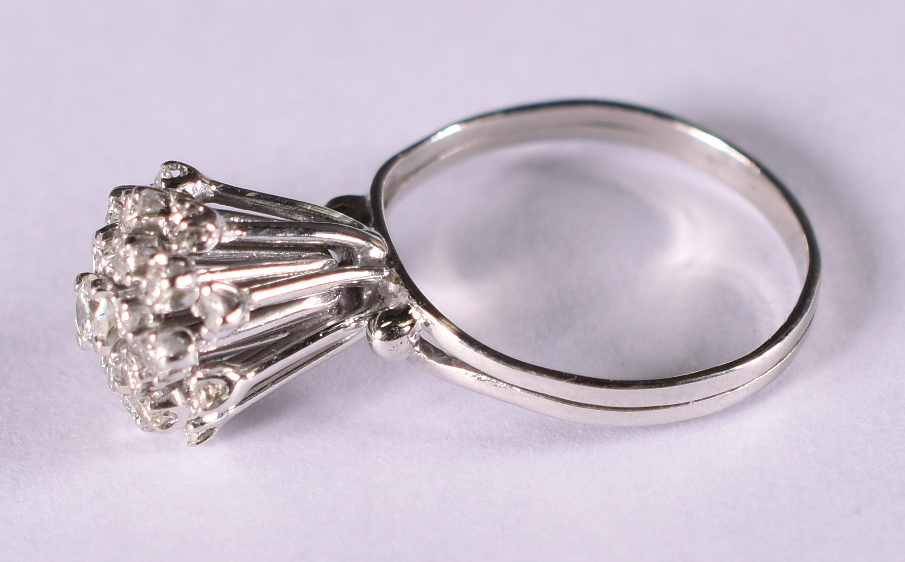 Anel de ouro branco tipo chuveiro com 27 brilhantes. total 0.80 ct... - foto 2 de 3