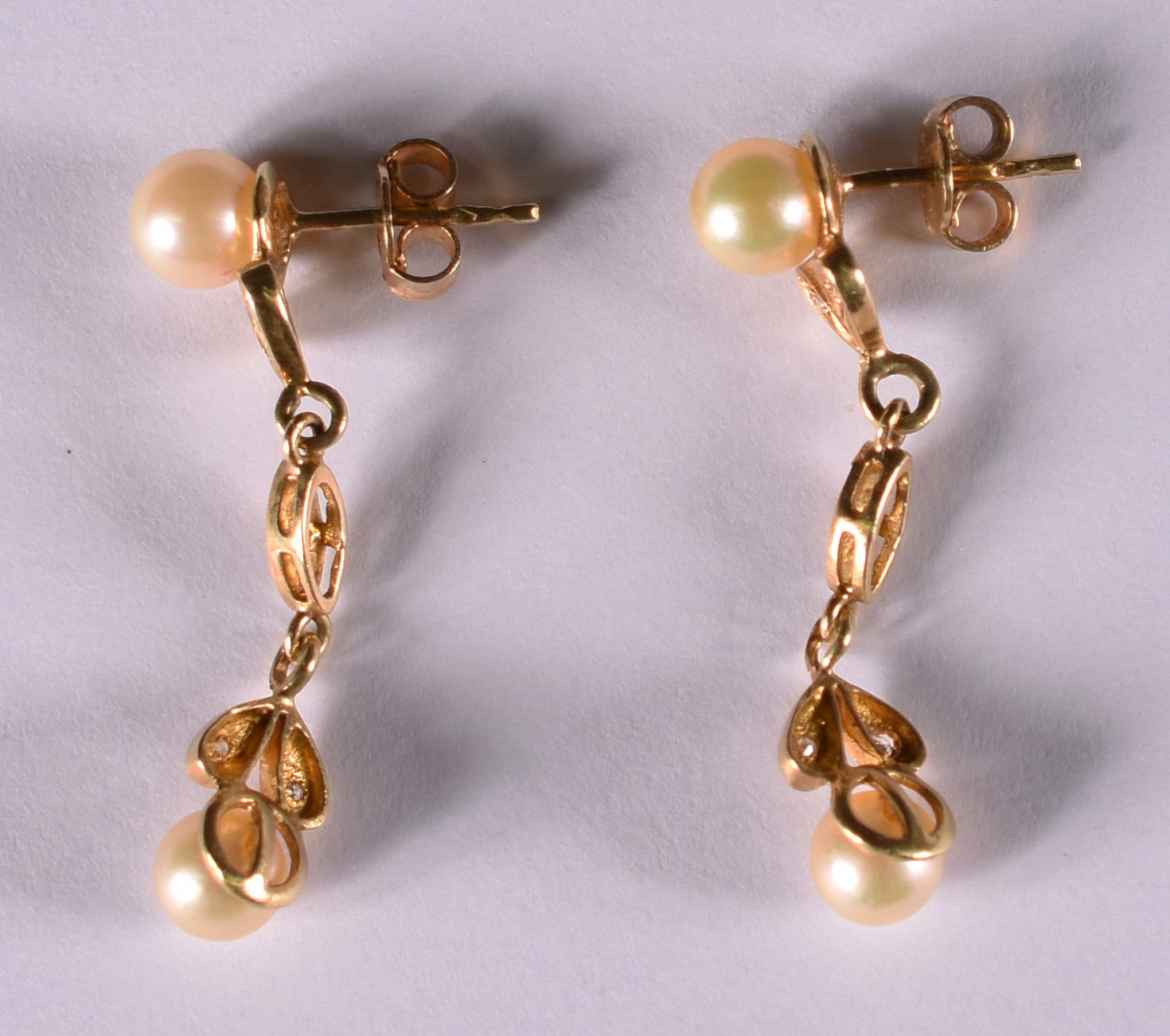 Par de brincos de ouro amarelo com 10 brilhantes e 4 pérolas ( Por... - foto 1 de 2