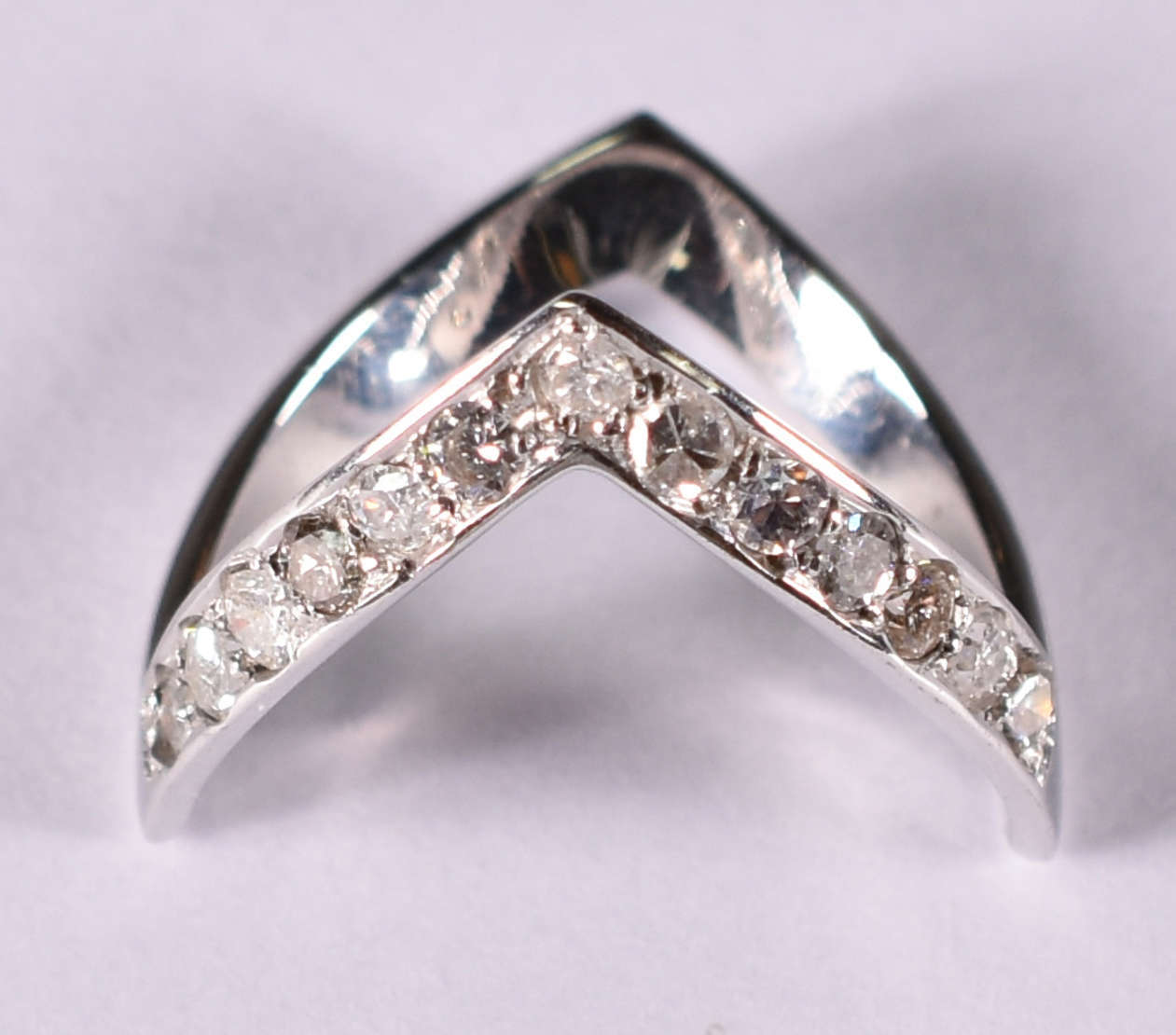 Anel de ouro branco tipo V com 12 brilhantes de 0.5 ct cada . Total 0.60 ct . Aro 15  ( Por questão , foto 1 de 3