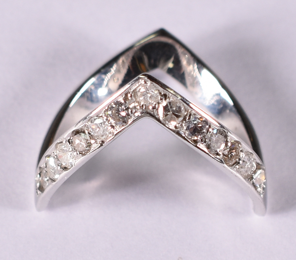 Anel de ouro branco tipo V com 12 brilhantes de 0.5 ct cada . Total... - foto 1 de 3