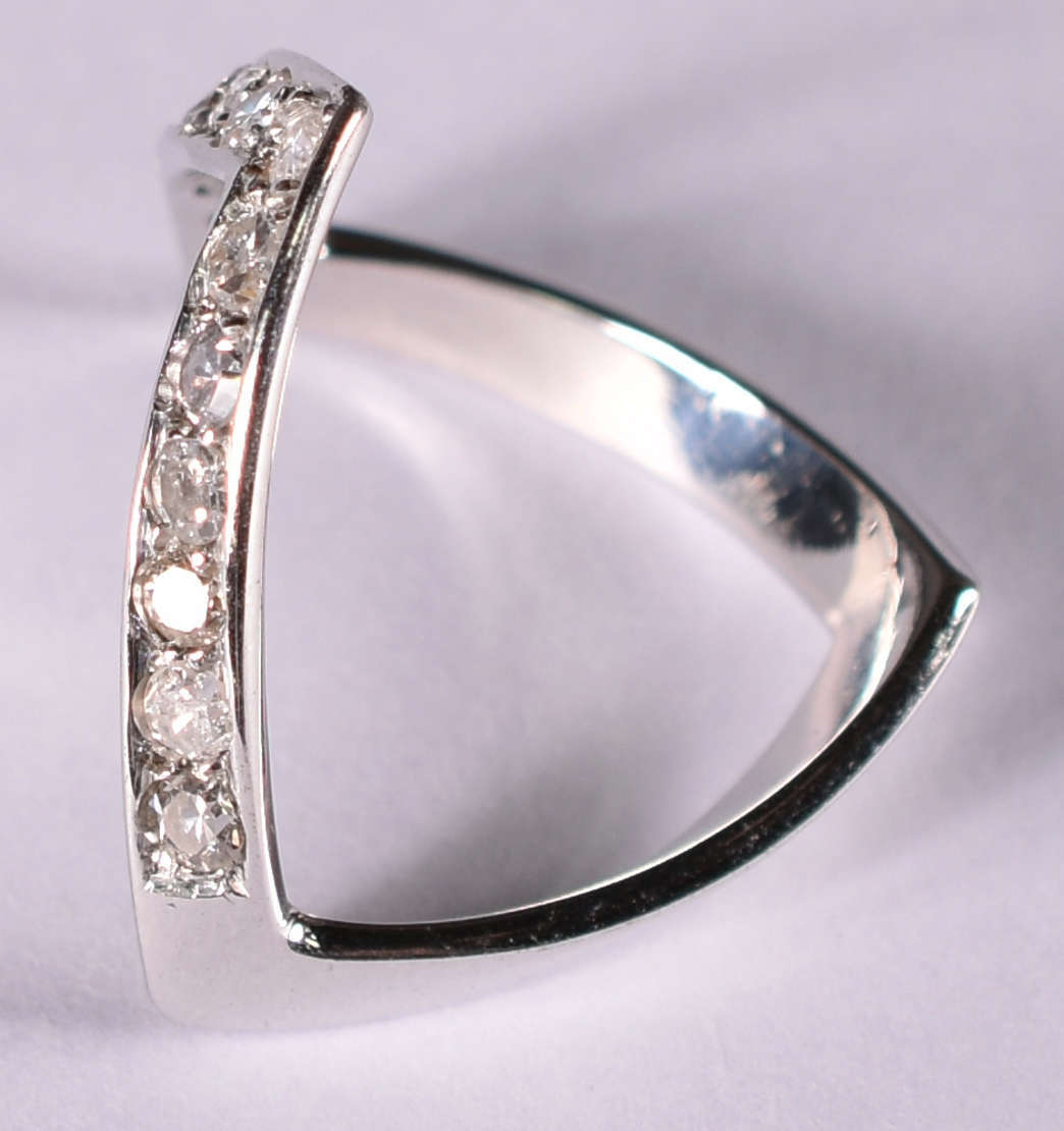 Anel de ouro branco tipo V com 12 brilhantes de 0.5 ct cada . Total 0.60 ct . Aro 15  ( Por questão , foto 2 de 3
