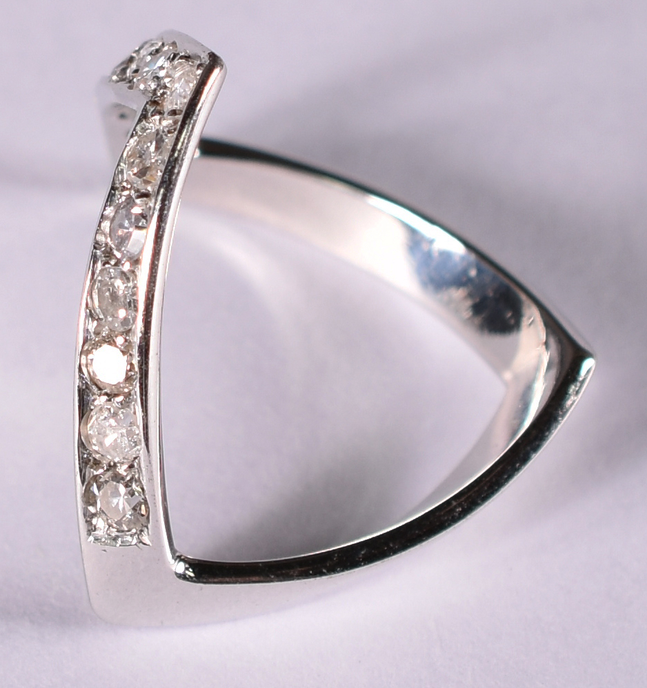 Anel de ouro branco tipo V com 12 brilhantes de 0.5 ct cada . Total... - foto 2 de 3