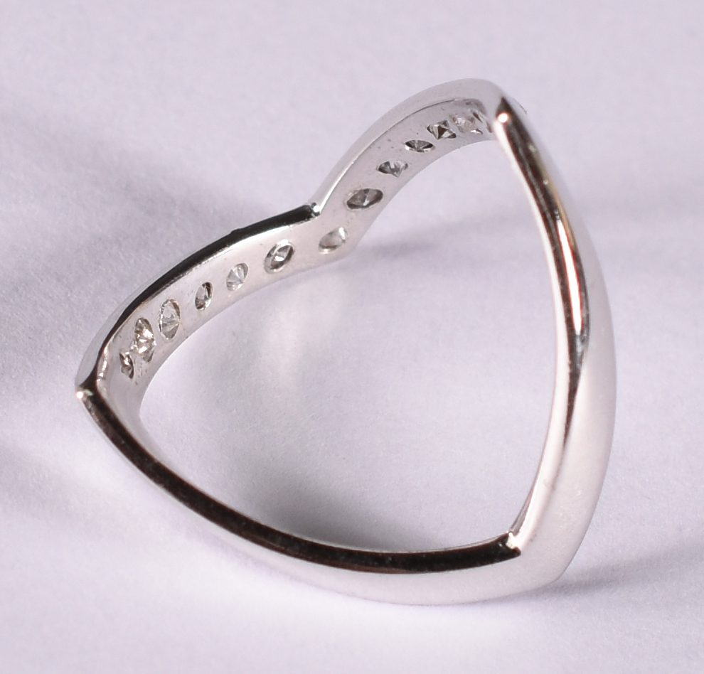 Anel de ouro branco tipo V com 12 brilhantes de 0.5 ct cada . Total... - foto 3 de 3