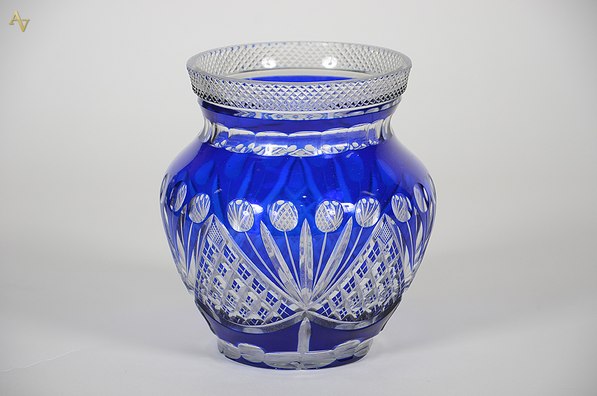 Vaso de cristal doublé azul lapidado. Altura 17 cm.