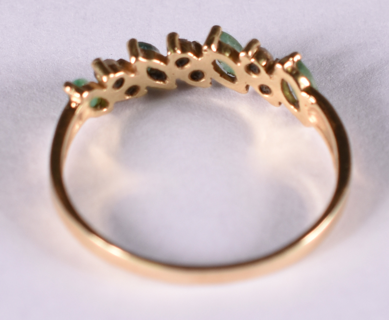 Anel de ouro amarelo com 6 brilhantes e 4 esmeraldas . Aro 18 ( Por... - foto 3 de 4