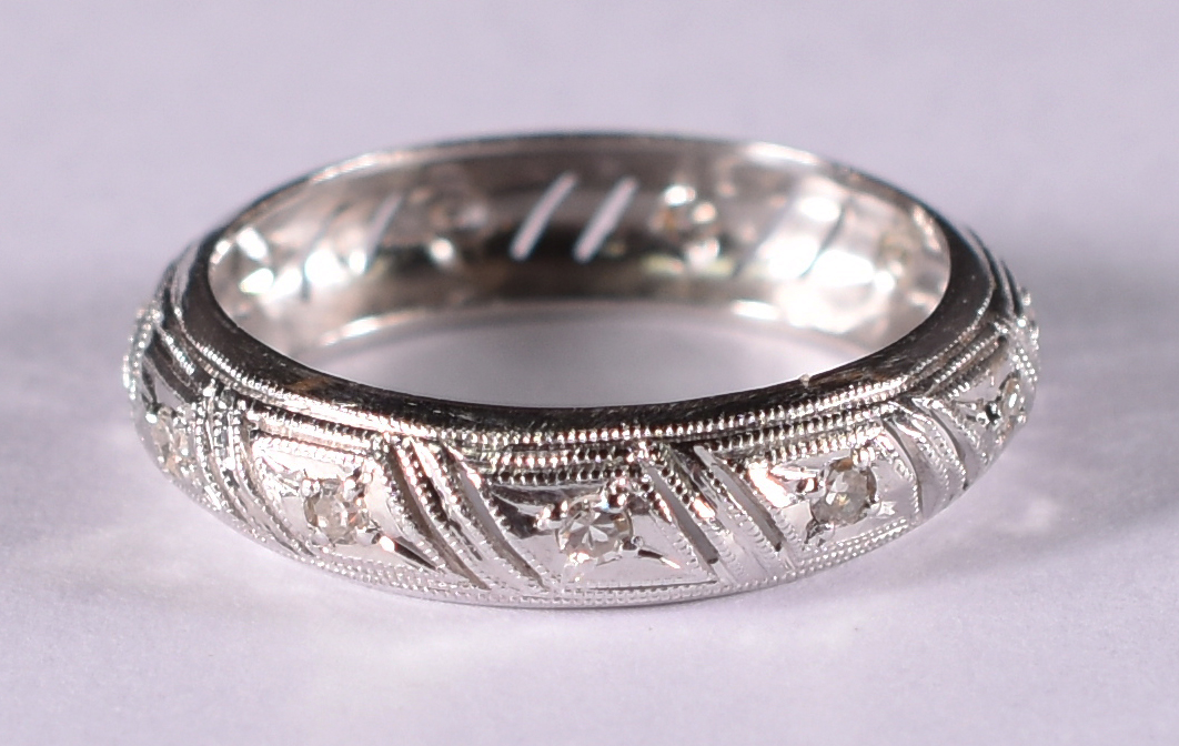 Aliança de platina Art Deco com 12 brilhantes . Aro 15 ( Por questão... - foto 1 de 3