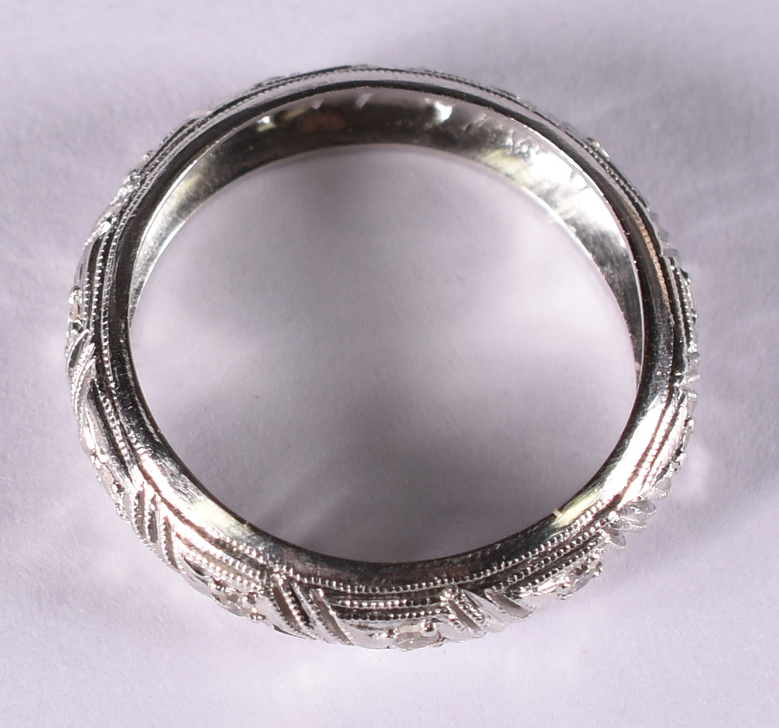 Aliança de platina Art Deco com 12 brilhantes . Aro 15 ( Por questão... - foto 2 de 3