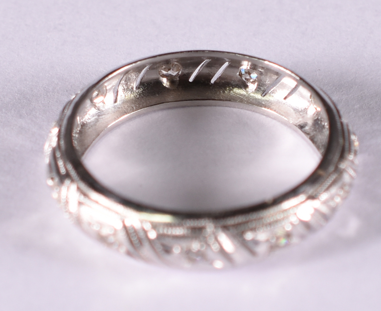 Aliança de platina Art Deco com 12 brilhantes . Aro 15 ( Por questão... - foto 3 de 3