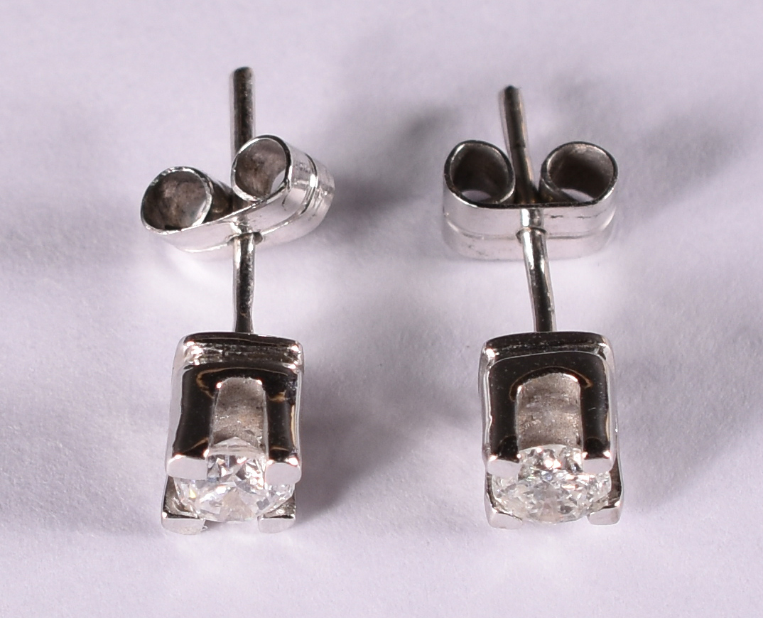 Par de brincos de ouro branco com 2 brilhantes de 0.30 ct cada... - foto 1 de 3