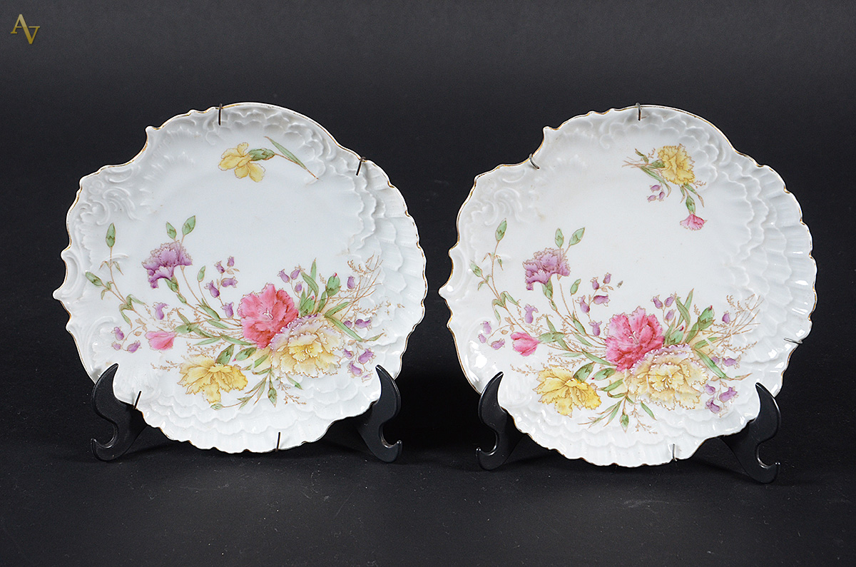 Par de pratos de porcelana européia, decoração floral em policromia...