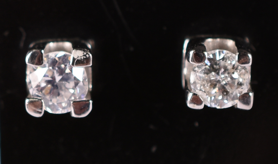 Par de brincos de ouro branco com 2 brilhantes de 0.30 ct cada... - foto 2 de 3