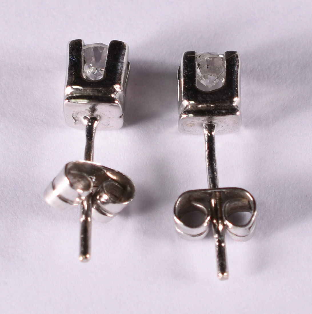 Par de brincos de ouro branco com 2 brilhantes de 0.30 ct cada... - foto 3 de 3