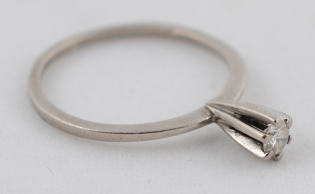 Anel solitário de ouro branco 18 k com aproximadamente 0.20 ct de...