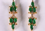 Par de brincos de ouro amarelo com 12 esmeralda... - Par de brincos de ouro amarelo com 12 esmeraldas e 6 brilhantes . ( Por questão de segurança a peça não se encontra na loja)