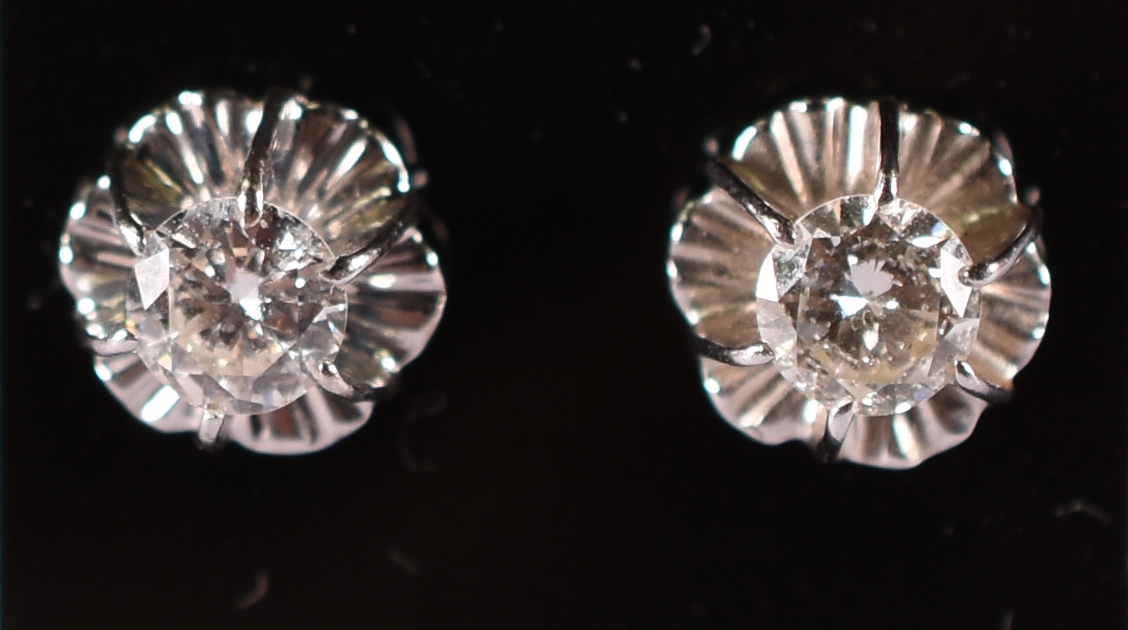 Par de brincos " iluzão " de ouro branco com 2 brilhantes de 0.20ct... - foto 3 de 4