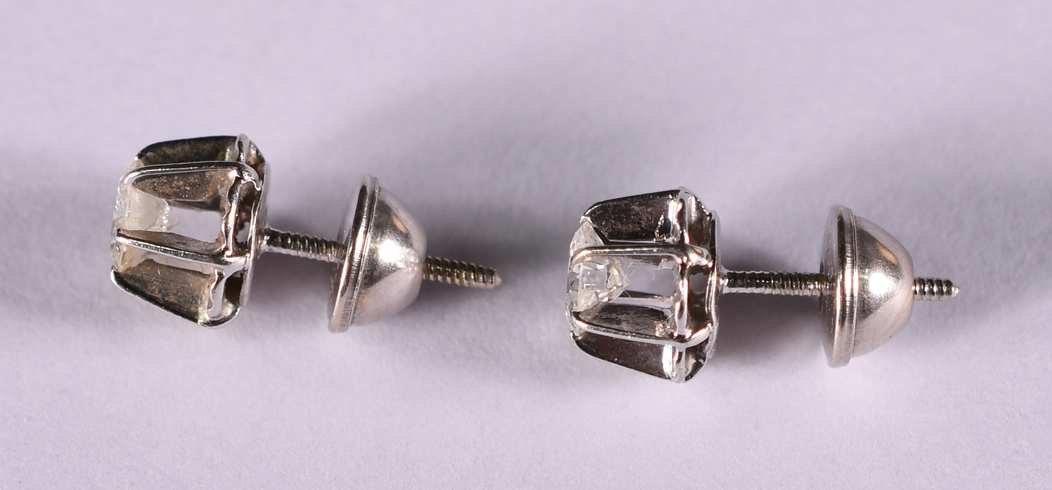 Par de brincos " iluzão " de ouro branco com 2 brilhantes de 0.20ct... - foto 2 de 4