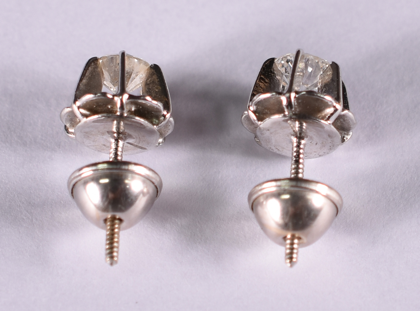 Par de brincos " iluzão " de ouro branco com 2 brilhantes de 0.20ct... - foto 4 de 4