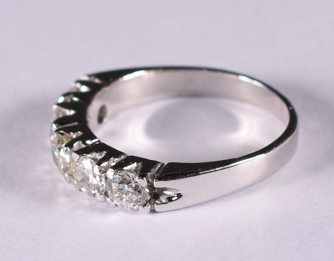 Anel de ouro branco com 5 brilhantes de 0.20 cada , total 1.0 ct. Aro... - foto 2 de 3