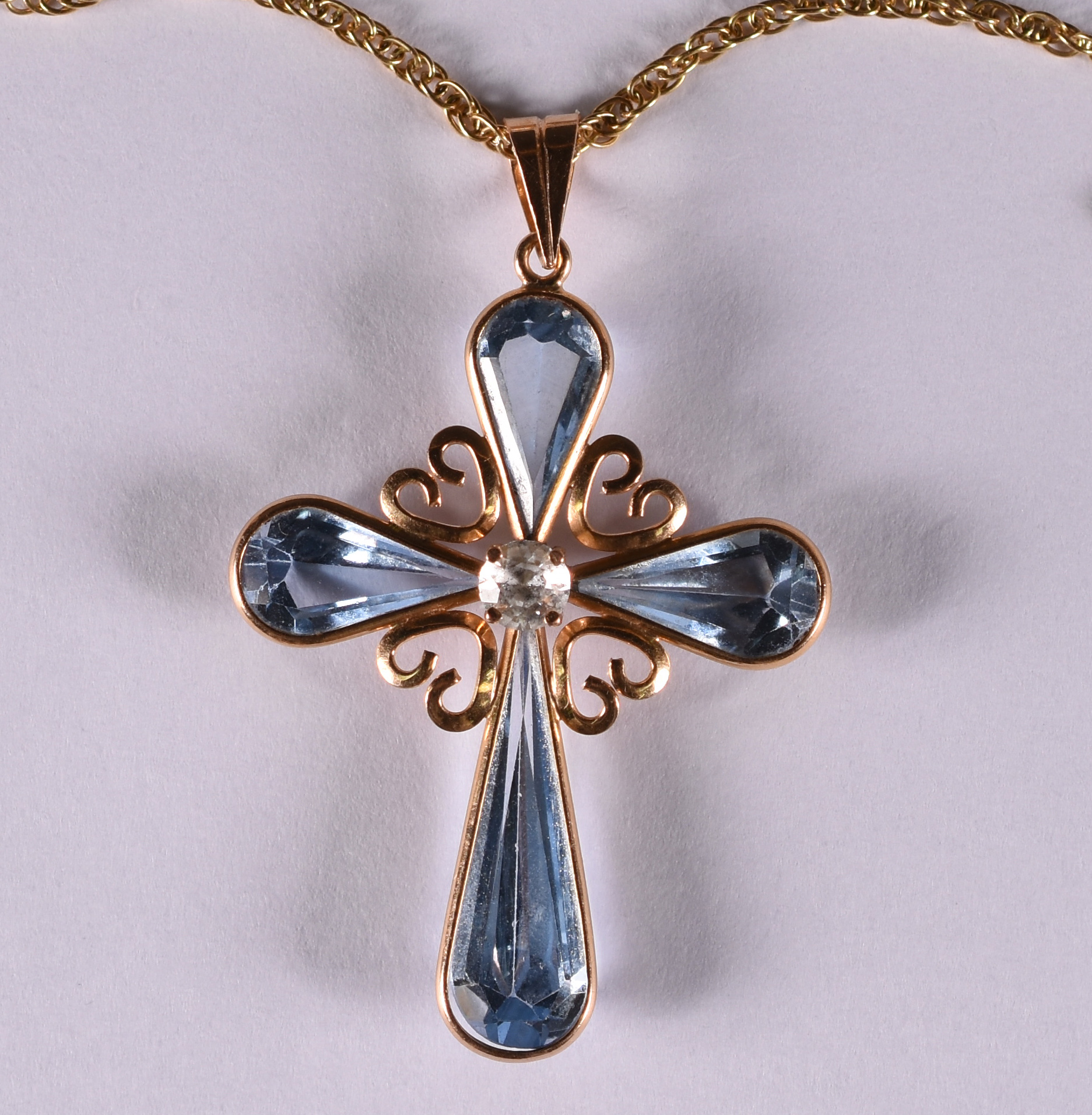 Gargantilha de ouro amarelo com pingente em forma de crucifixo... - foto 2 de 4