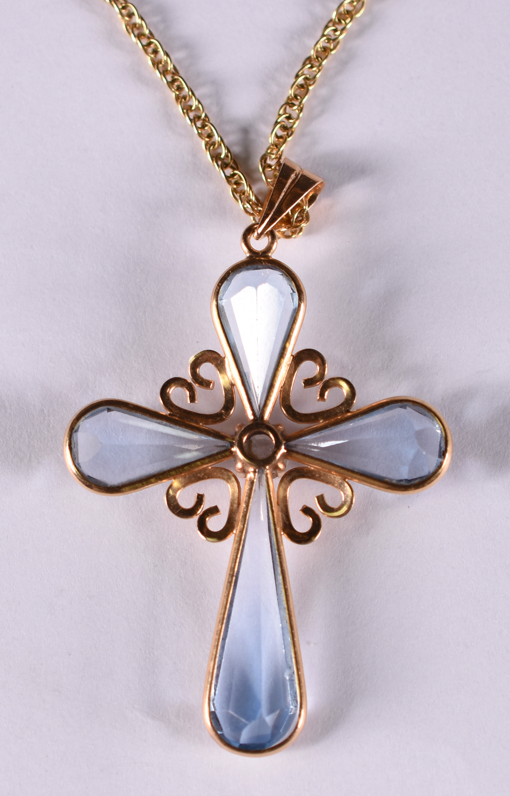 Gargantilha de ouro amarelo com pingente em forma de crucifixo... - foto 4 de 4