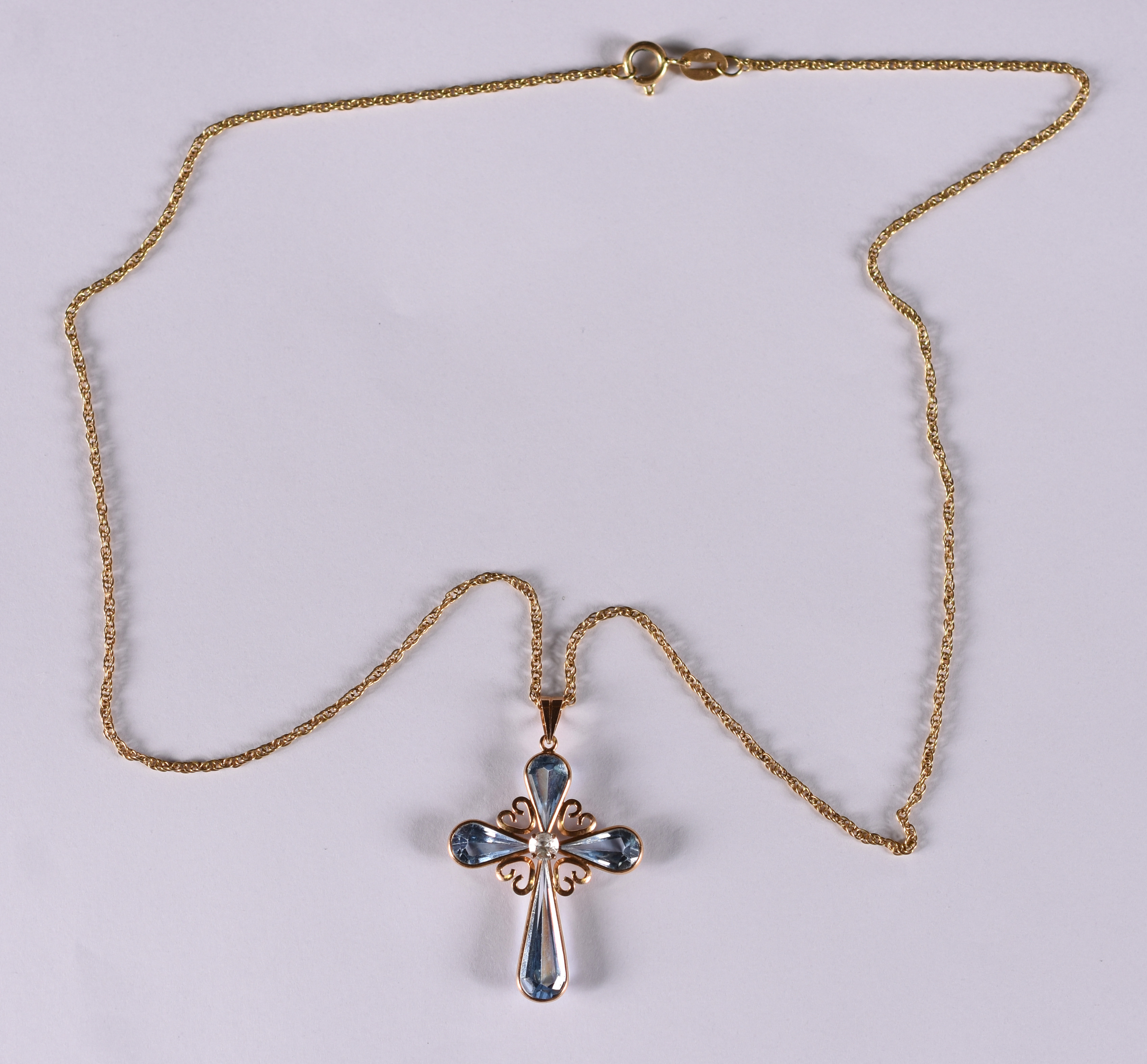 Gargantilha de ouro amarelo com pingente em forma de crucifixo... - foto 1 de 4