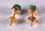 Par de brincos de ouro amarelo com 2 esmeraldas... - Par de brincos de ouro amarelo com 2 esmeraldas. ( Por questão de segurança a peça não se encontra na loja)