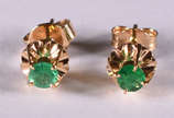 Par de brincos de ouro amarelo com 2 esmeraldas... - Par de brincos de ouro amarelo com 2 esmeraldas. ( Por questão de segurança a peça não se encontra na loja)