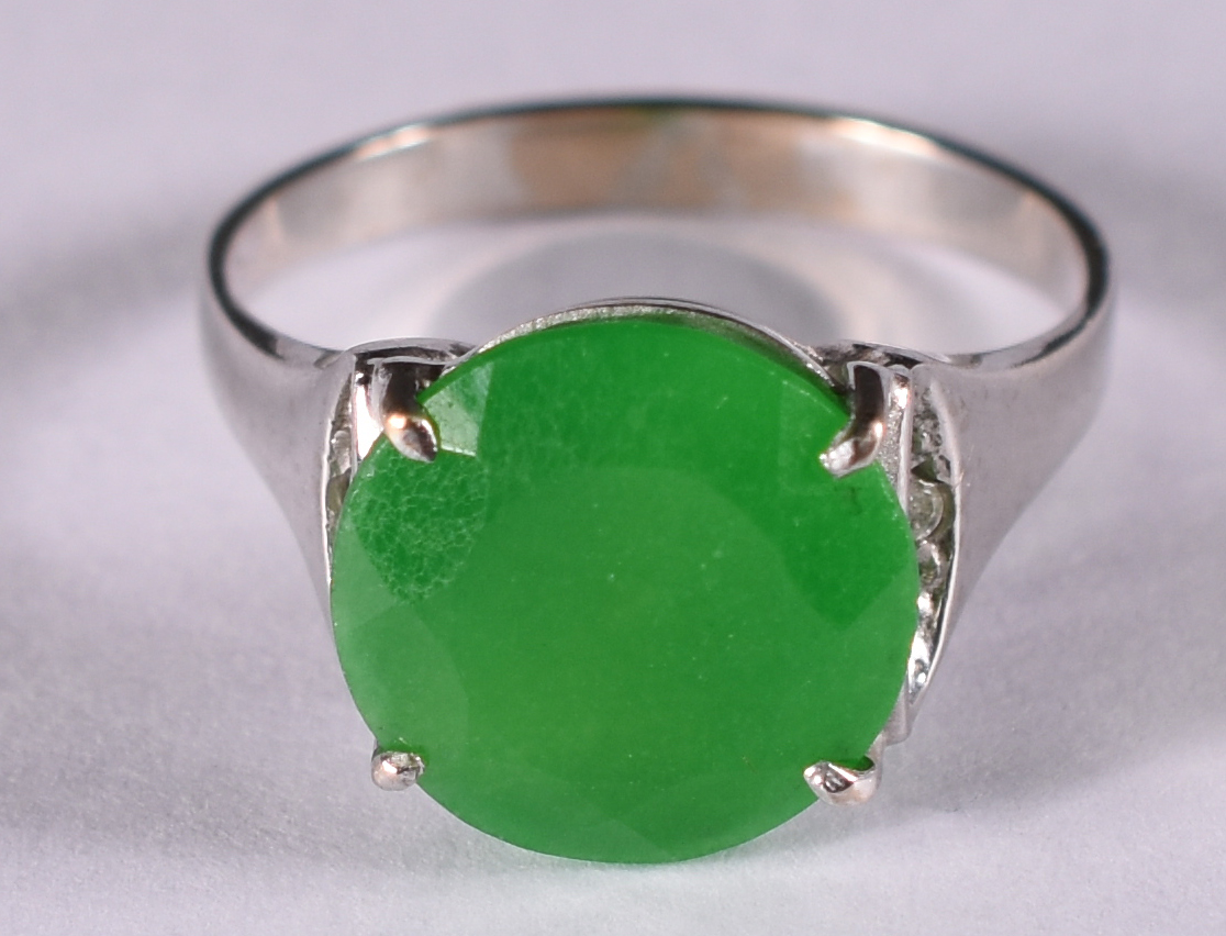 Anel de ouro branco com pedra verde , possivelmente esmeralda . Aro... - foto 1 de 4