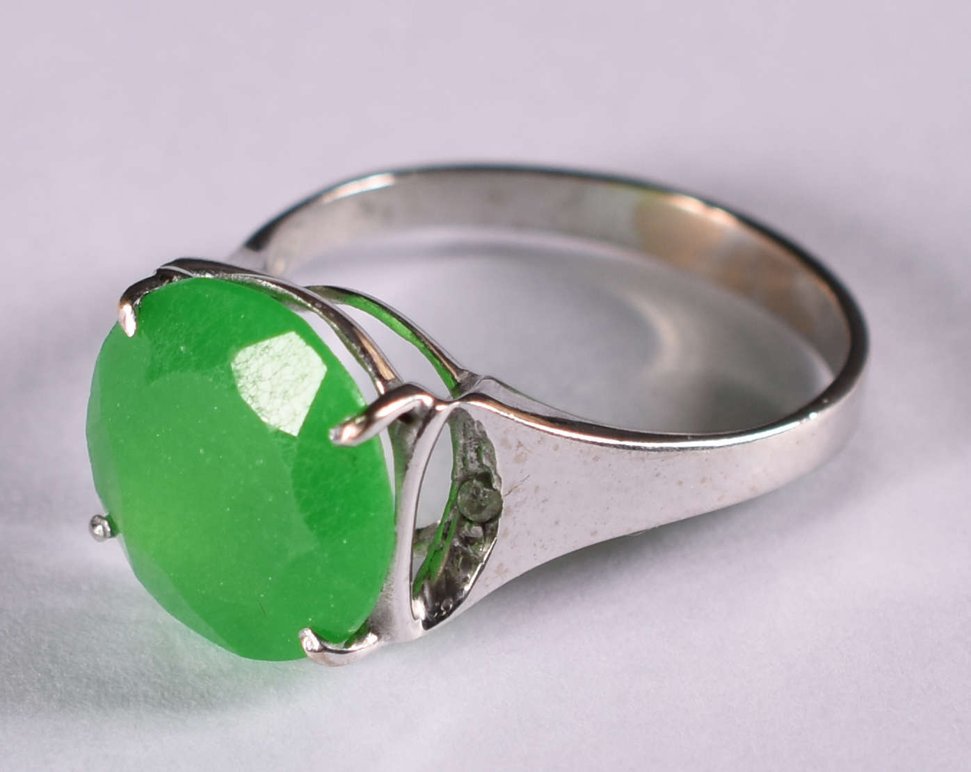 Anel de ouro branco com pedra verde , possivelmente esmeralda . Aro 20  ( Por questão de segurança a, foto 2 de 4