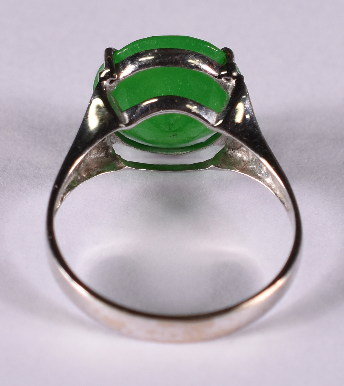 Anel de ouro branco com pedra verde , possivelmente esmeralda . Aro... - foto 4 de 4