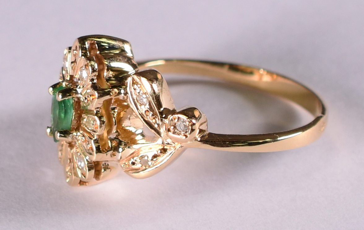 Anel de ouro amarelo com 18 brilhantes e 1 esmeralda . Aro 16 ( Por... - foto 2 de 3
