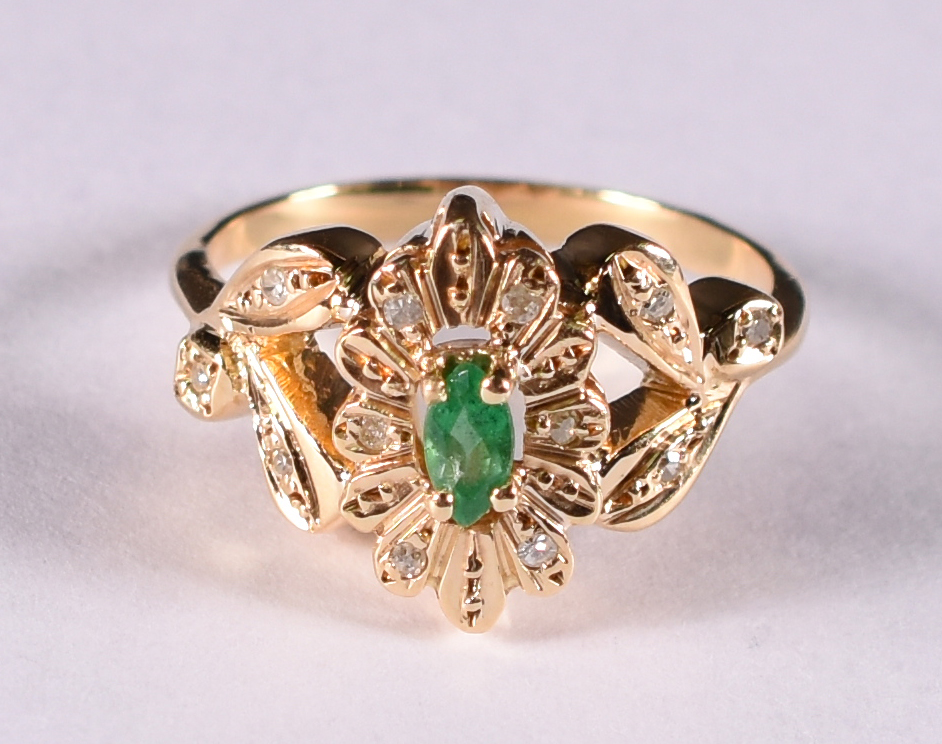 Anel de ouro amarelo com 18 brilhantes e 1 esmeralda . Aro 16 ( Por... - foto 1 de 3
