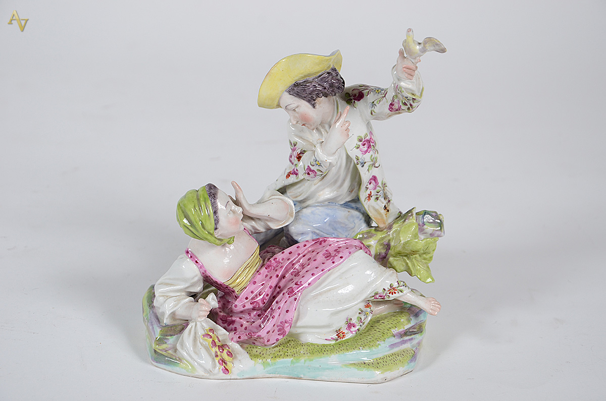 Grupo escultórico de porcelana policromada representando casal com... - foto 1 de 2