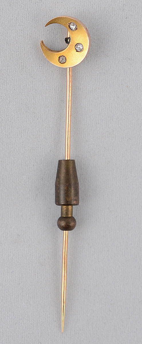 Alfinete de ouro (baixo) com pequenos brilhantes, modelo lua. Peso...