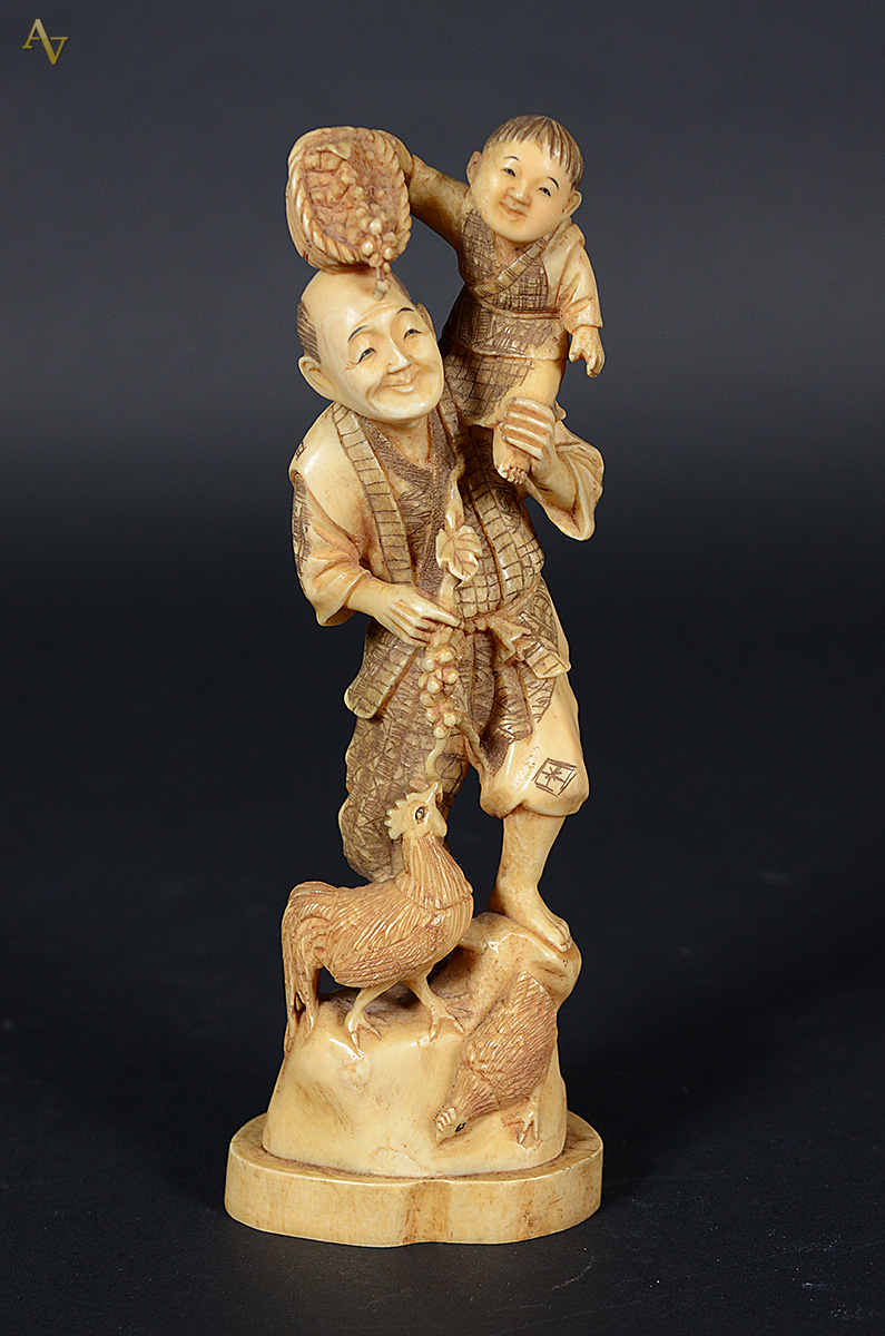 Estatueta de marfim japones representando figura com criança e... - foto 1 de 2