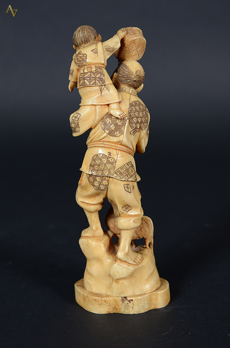 Estatueta de marfim japones representando figura com criança e... - foto 2 de 2