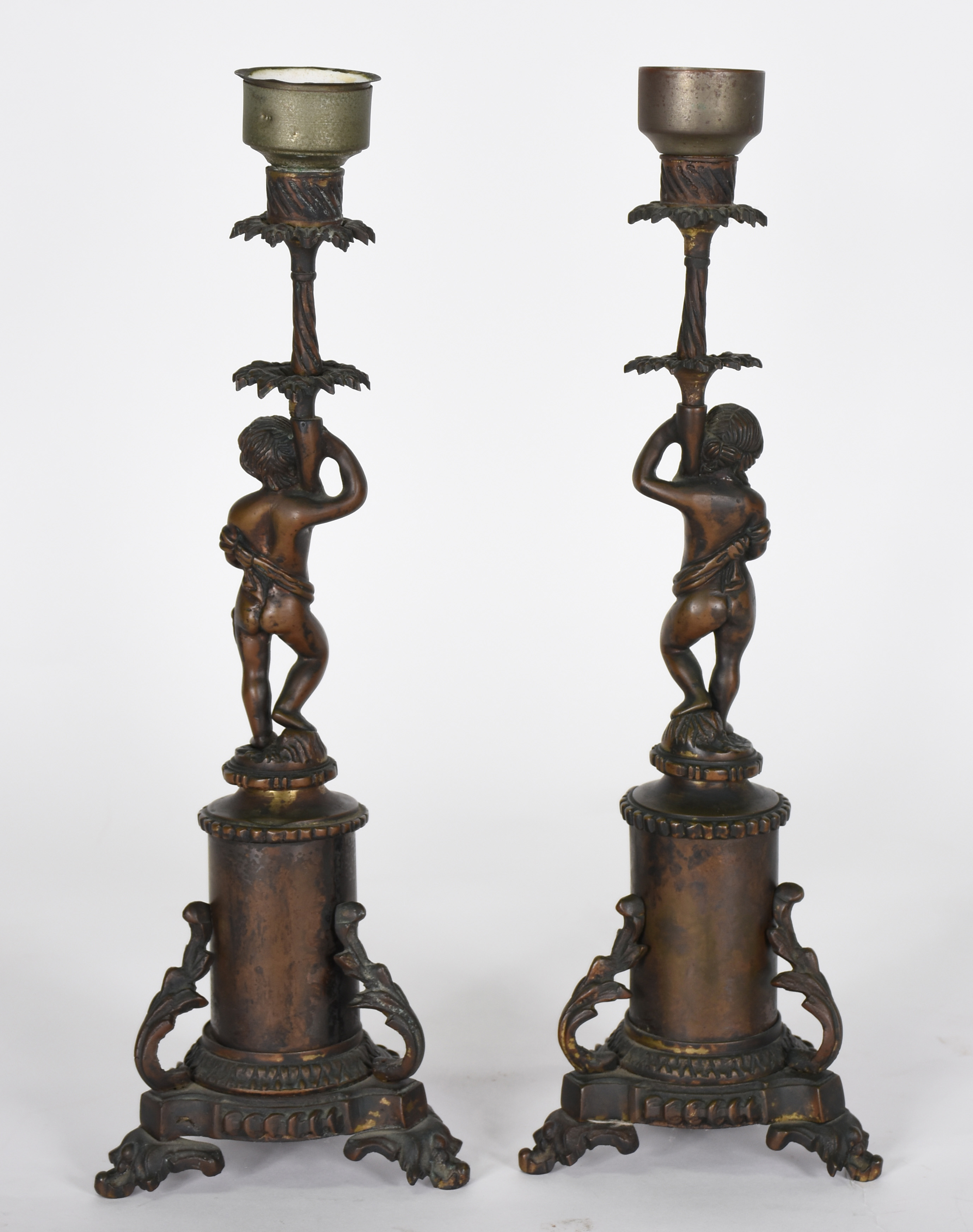 Par de castiçais de bronze decorados com figuras de "pucci". - foto 3 de 3
