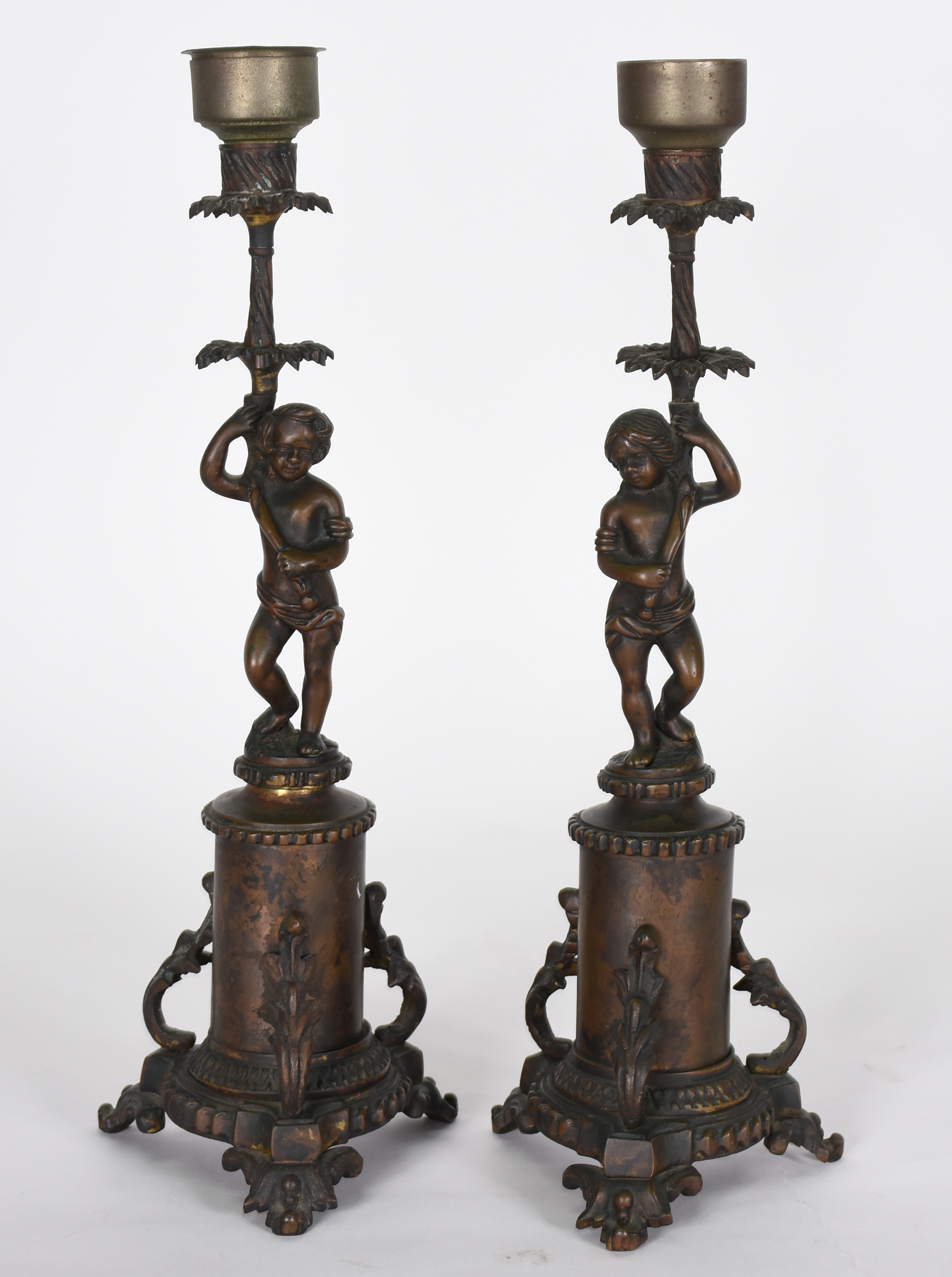 Par de castiçais de bronze decorados com figuras de "pucci". - foto 1 de 3