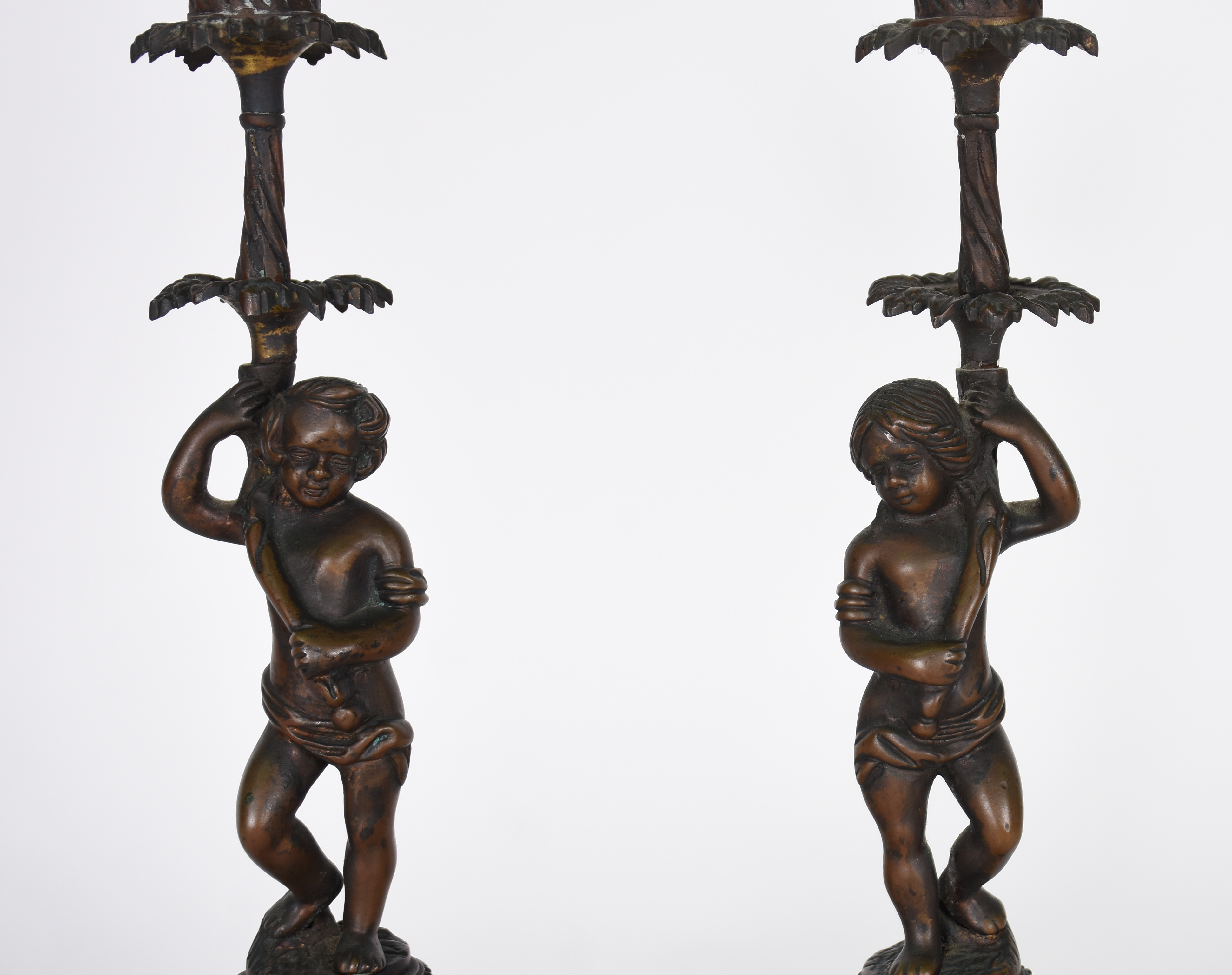 Par de castiçais de bronze decorados com figuras de "pucci". - foto 2 de 3