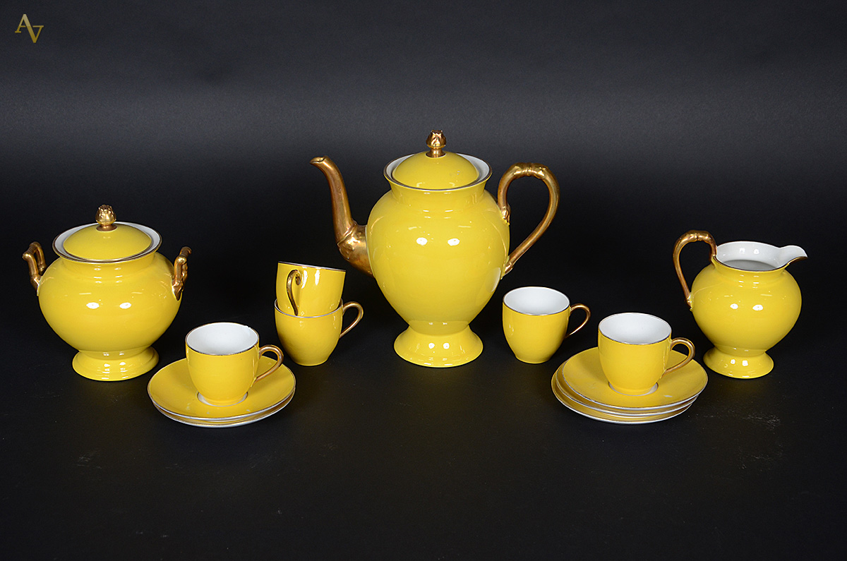 Serviço de porcelana LIMOGES na cor amarela com detalhes em dourado... - foto 1 de 2